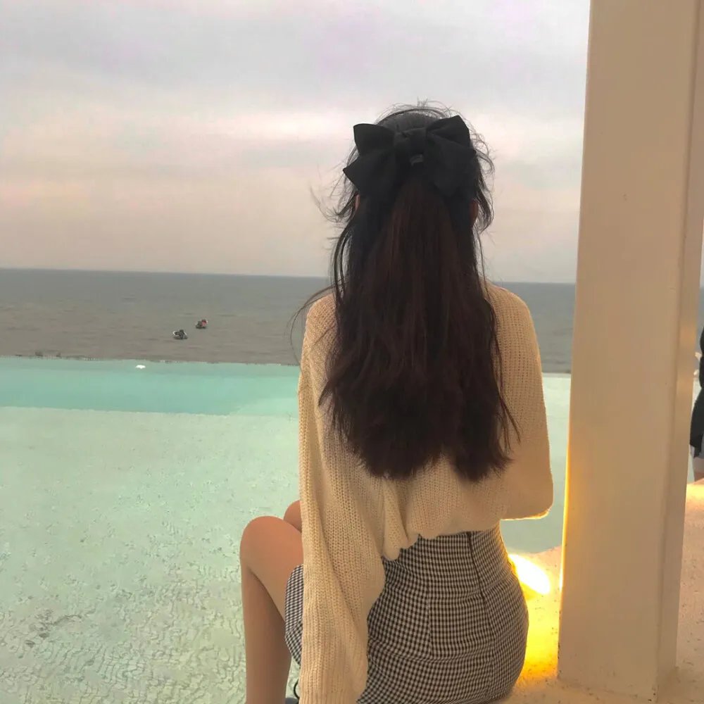 给小酒馆女子喝高杯酒